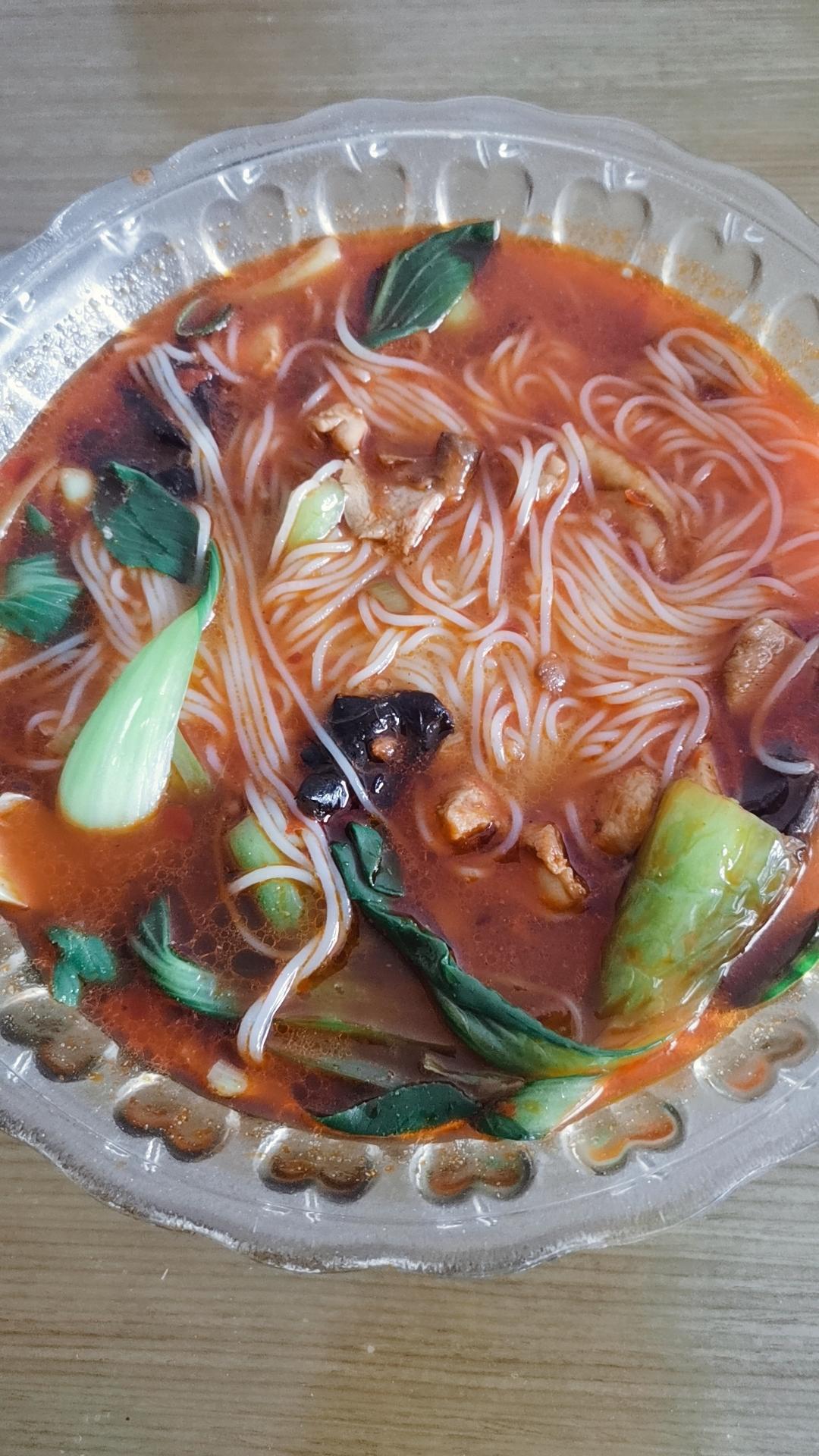 香菇鸡丁米线