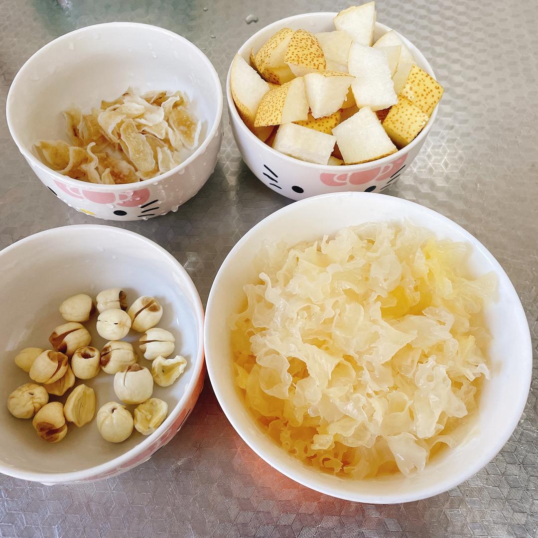 润肺止咳-银耳梨子百合莲子汤的做法