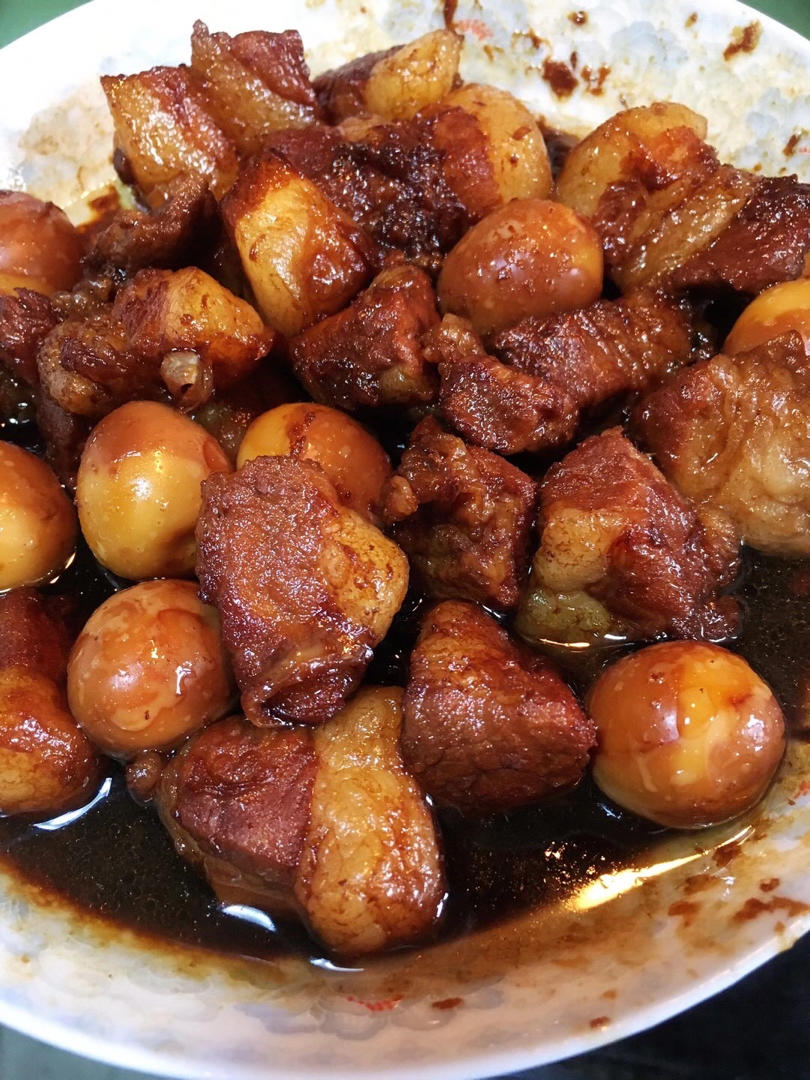 【加了鹌鹑蛋后,这盘红烧肉,美味的逆天啦——鹌鹑蛋烧肉(孔瑶食谱)图