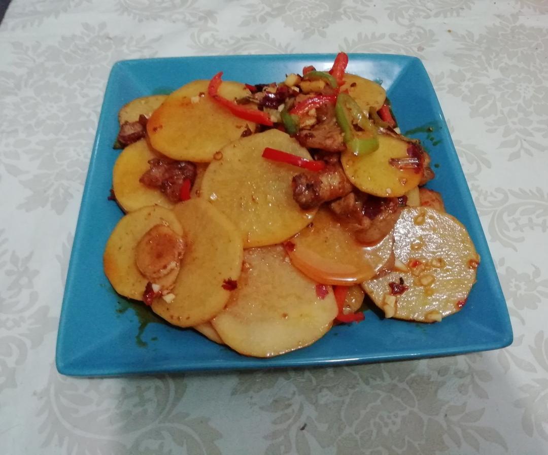 五花肉干煸土豆片