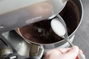 榛果巧克力熔岩蛋糕的做法 步骤7