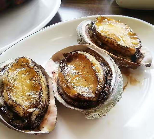 黄油炭烤鲍鱼