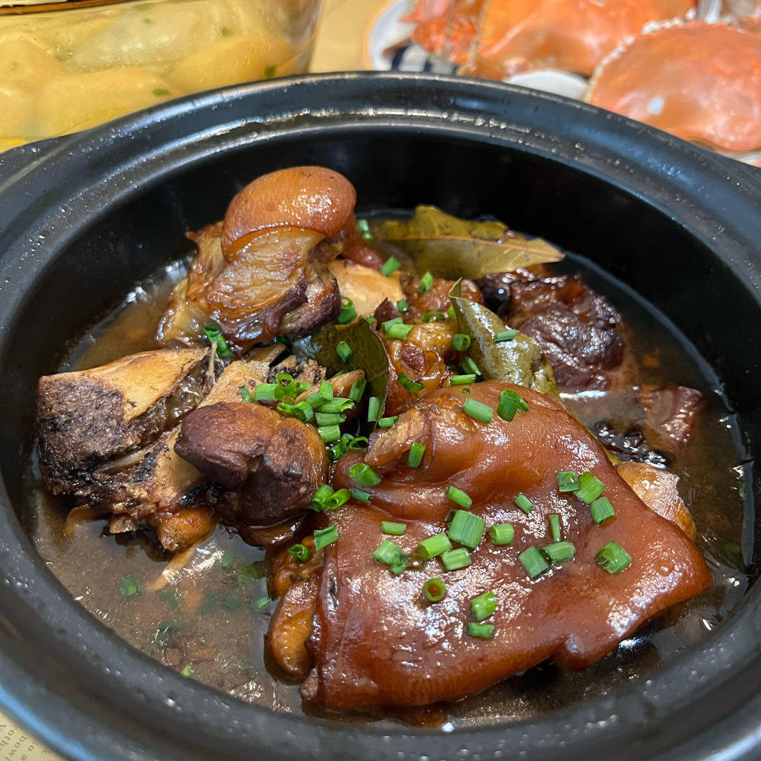 人间美味：砂锅炖猪蹄