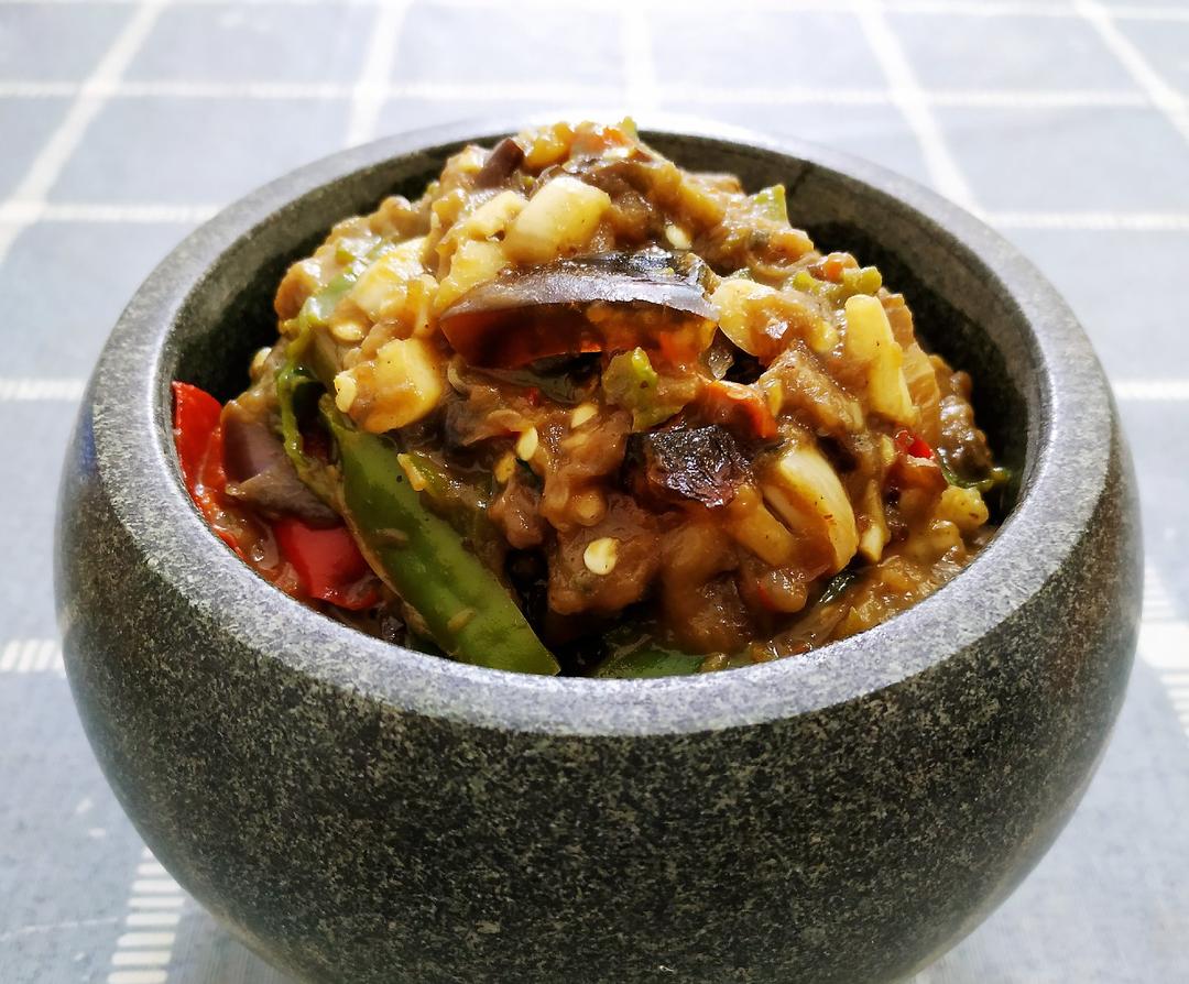特色湘菜擂辣椒茄子皮蛋