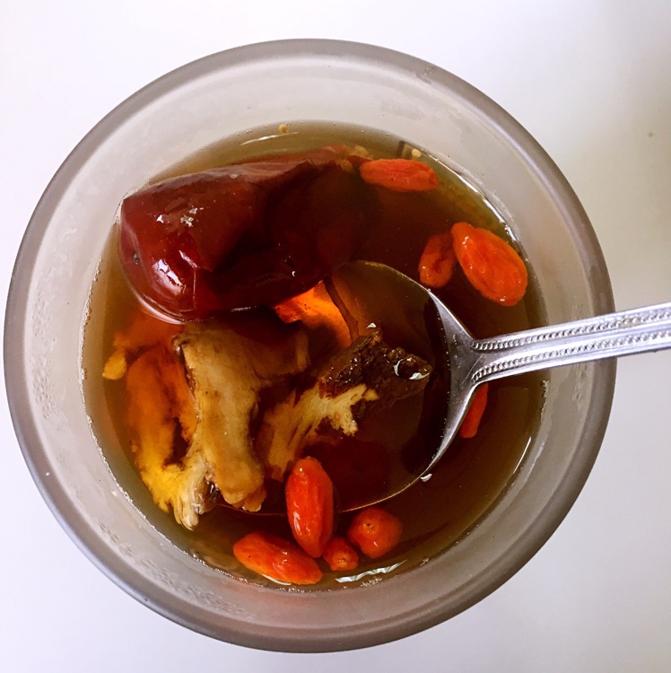 kid晶做的当归生姜红枣红糖茶
