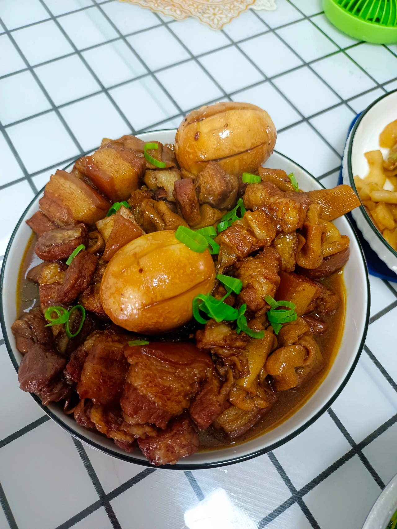 上海红烧肉：红烧肉加鸡蛋，上海人的吃法赞！