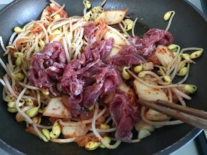 泡菜豆芽炒牛肉🥩Stir-fried Beef with Kimchi & Bean Sprouts的做法 步骤5