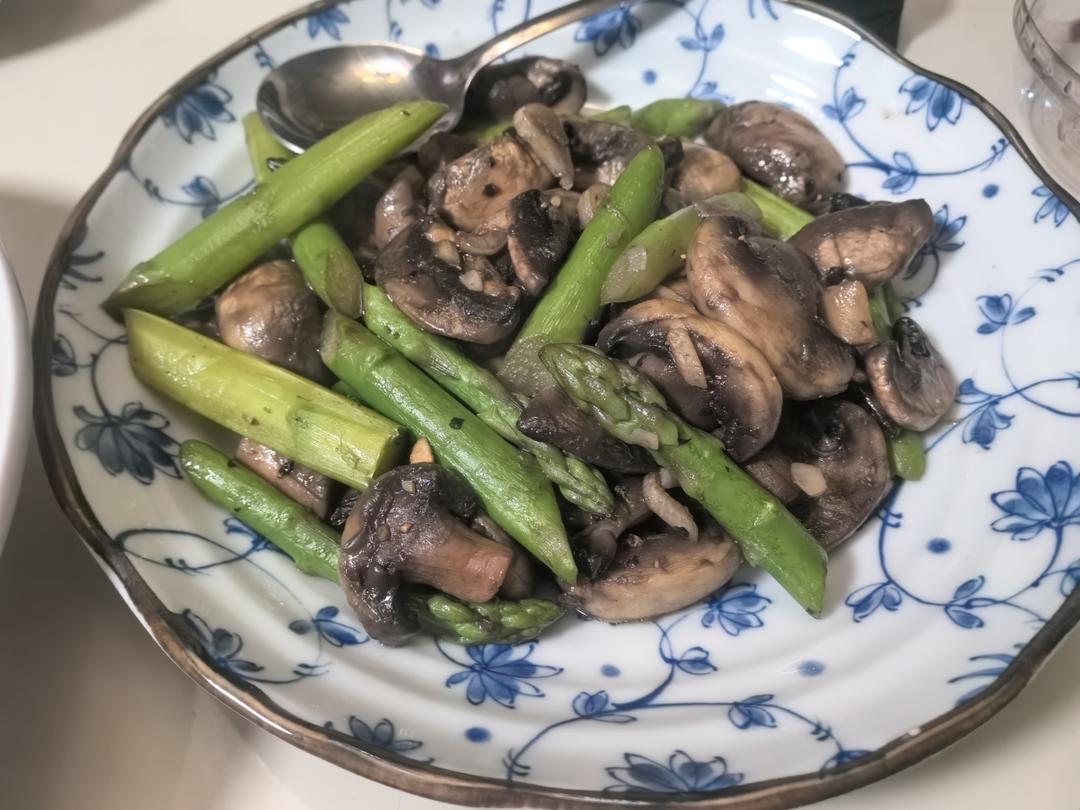 芦笋炒口蘑，口蘑鲜美，芦笋脆嫩。一学就会营养家常菜[味好美香辛时今菜]