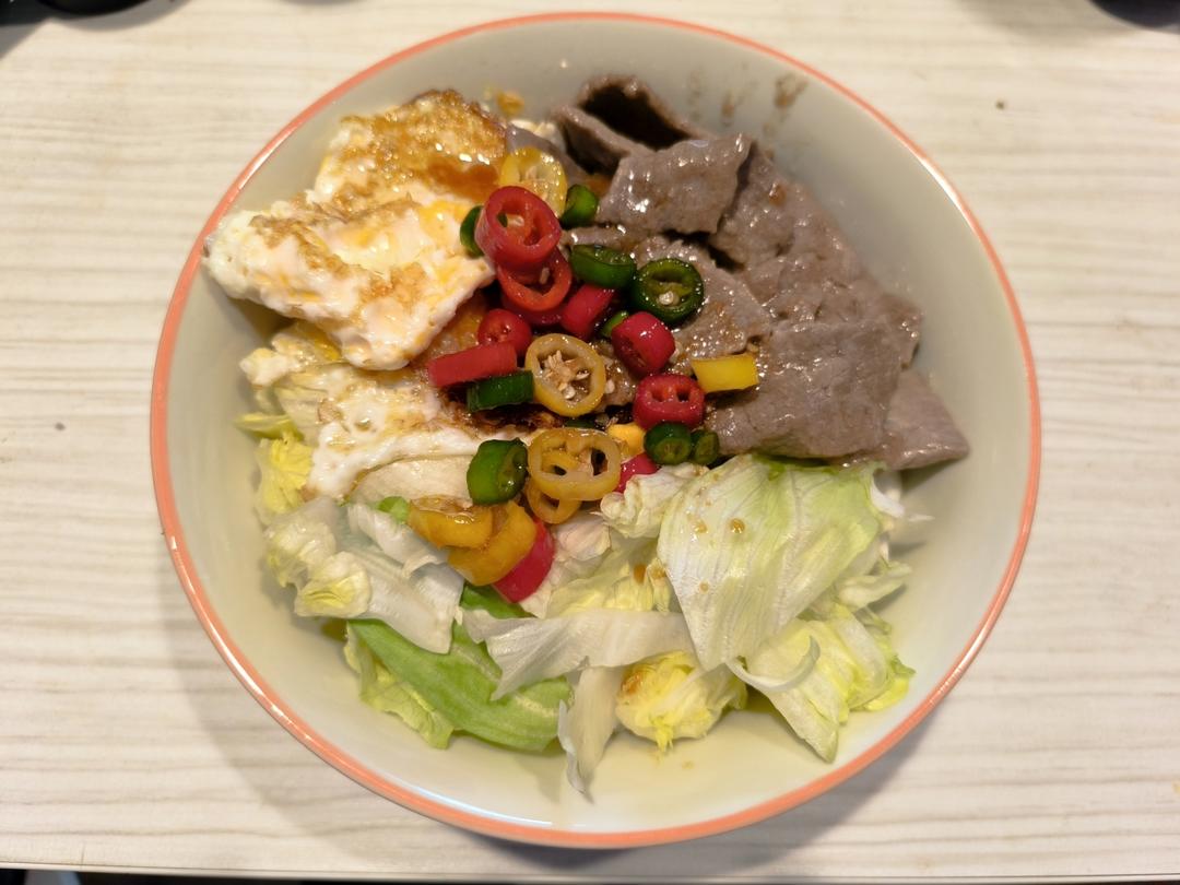 生菜牛肉拌饭