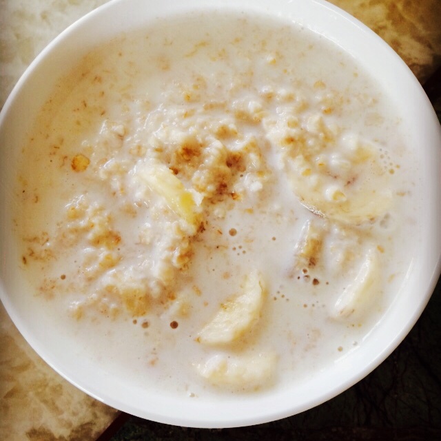 减肥之牛奶香蕉燕麦粥