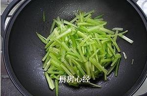 干煸芹菜的做法 步骤3