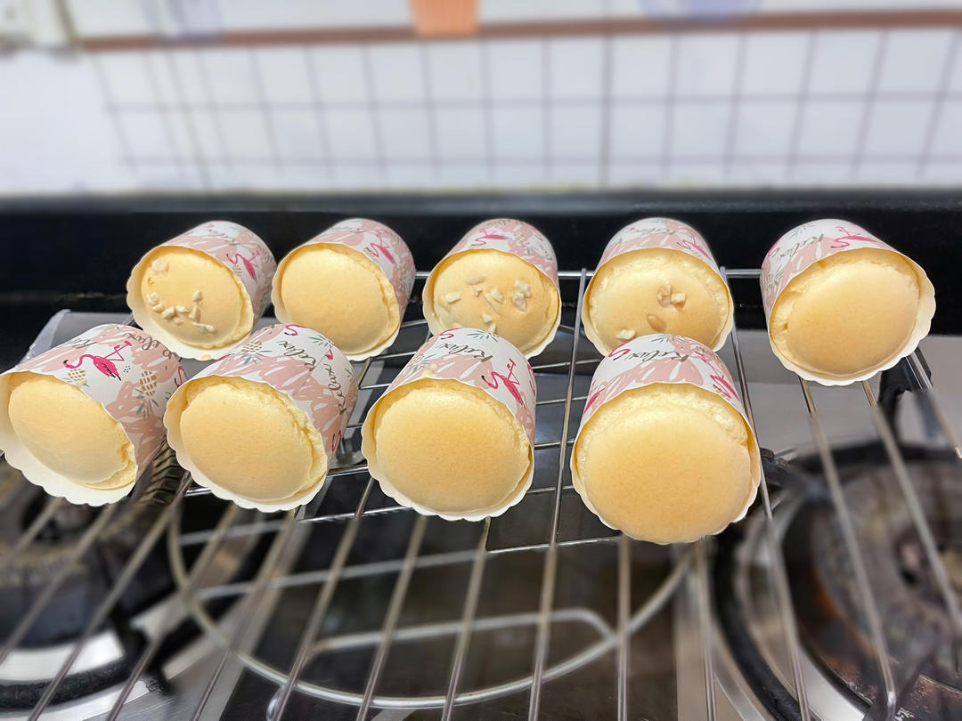 不皱不裂圆润饱满原味戚风纸杯蛋糕