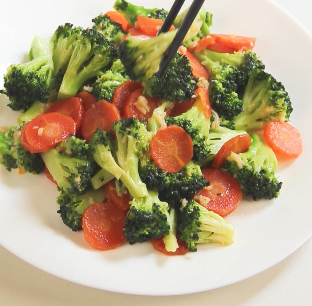 胡萝卜炒西兰花的做法