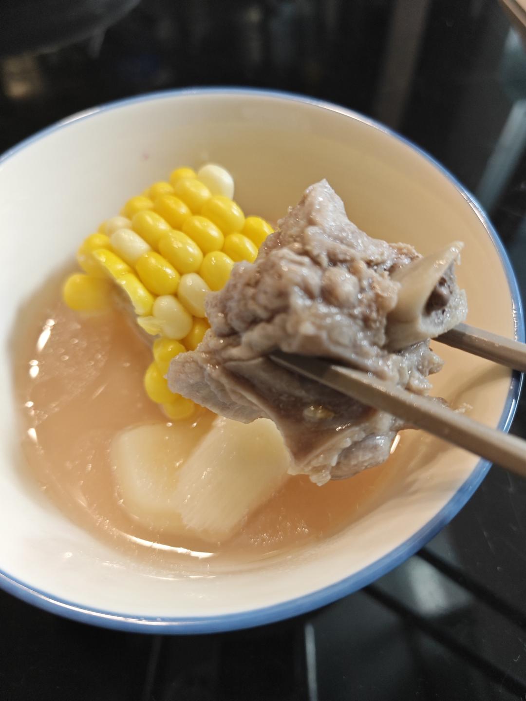口蘑蔬果类炖猪骨汤（甜玉米胡萝卜冬瓜土豆淮山瓜果以及蘑菇类）（筒骨排骨龙骨脊骨仔排大排等猪骨头）