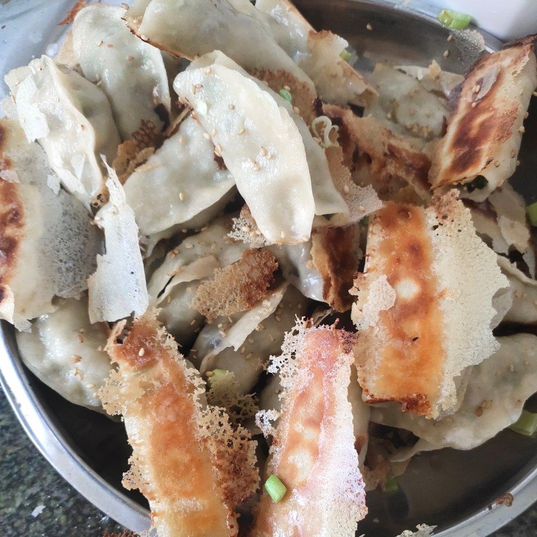 「韭菜猪肉锅贴」这样做，底部金黄焦脆，内馅儿鲜嫩多汁，绝👍👍👍