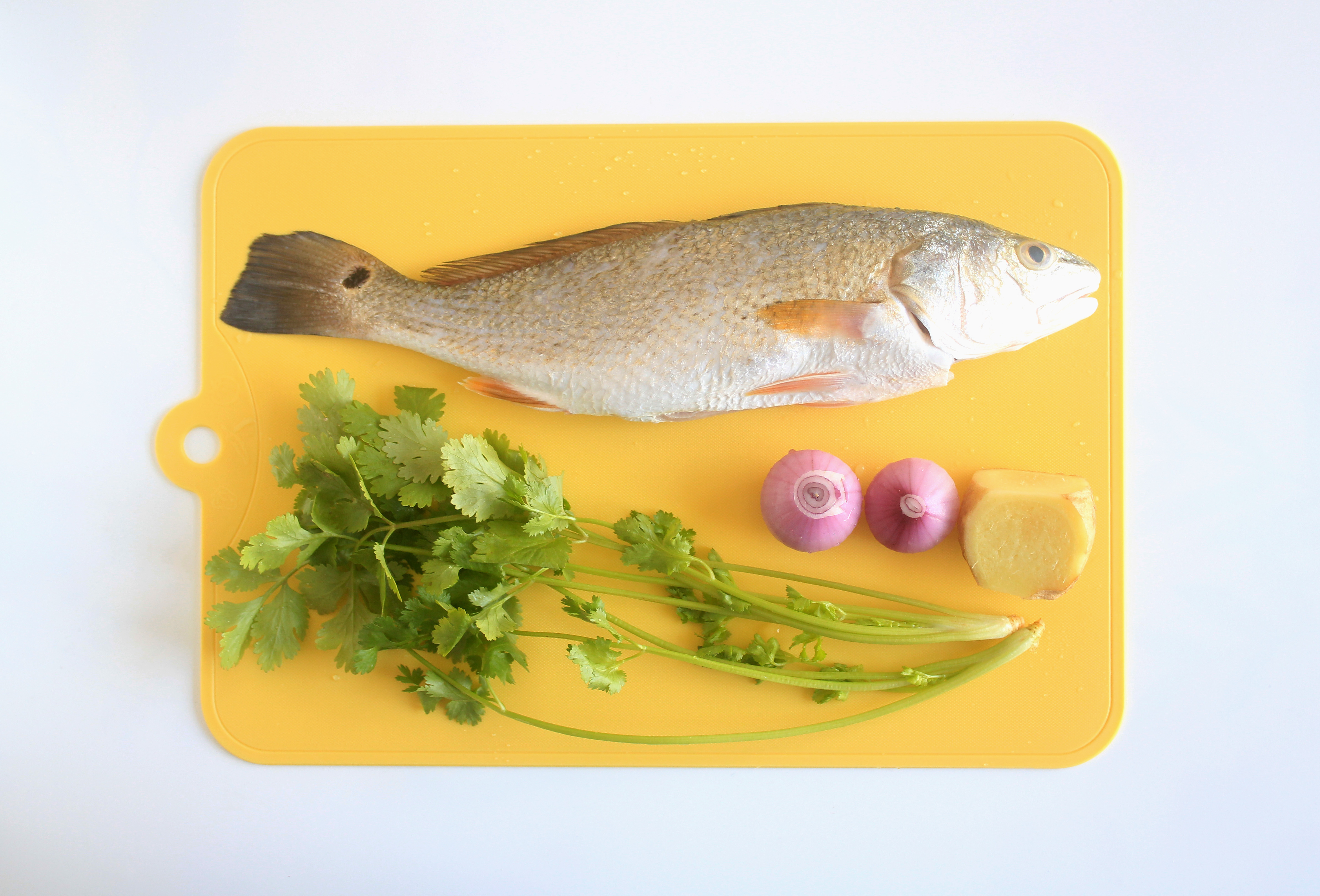 葱香盐焗海鱼的做法 步骤1