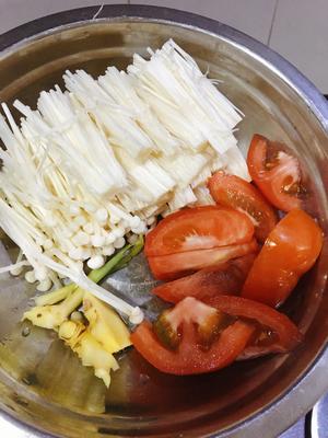 金针菇西红柿日本豆腐鸡蛋汤+干贝 鲜香加倍的做法 步骤1