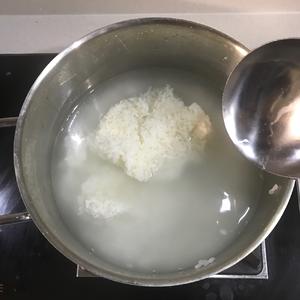 皮蛋肉松粥的做法 步骤2