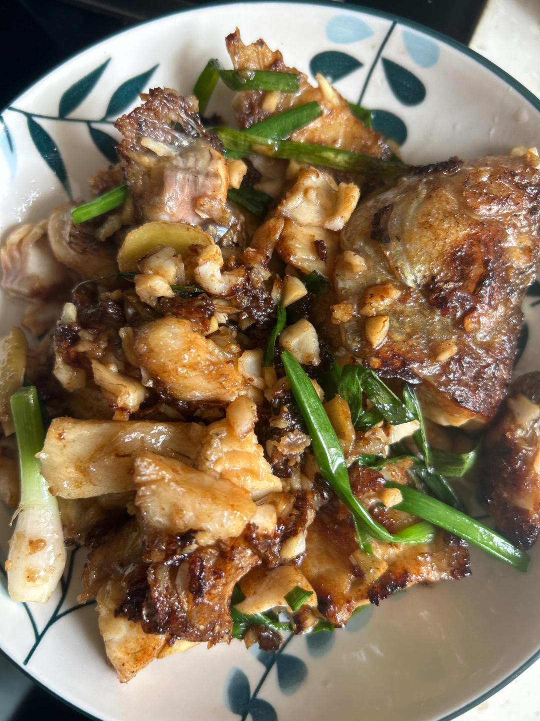 鲈鱼别总蒸着吃，大厨教你葱姜炒鲈鱼，皮脆肉嫩，又学会道拿手菜