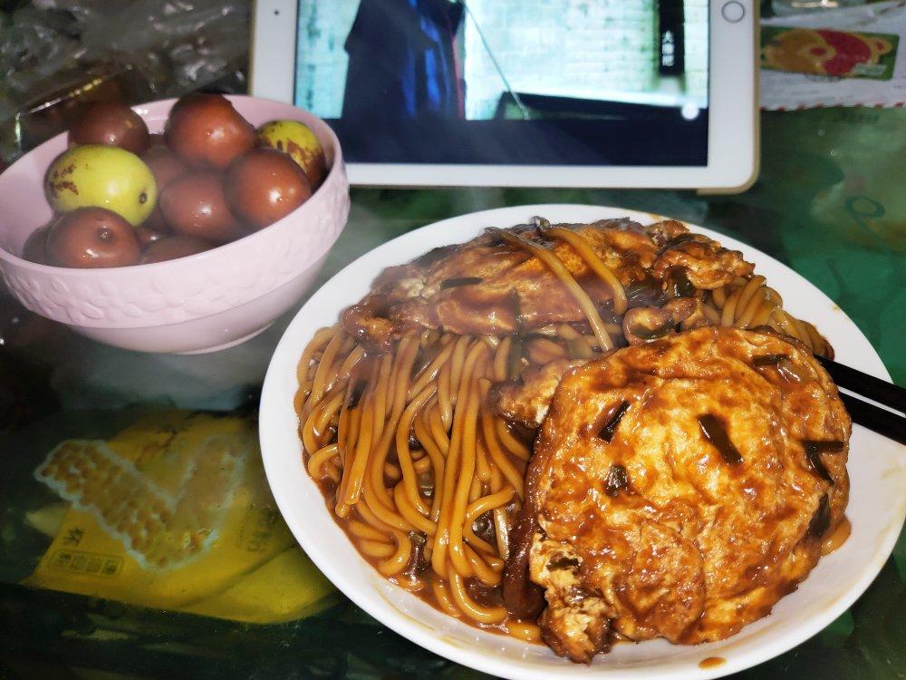 最近很火的荷包蛋焖面