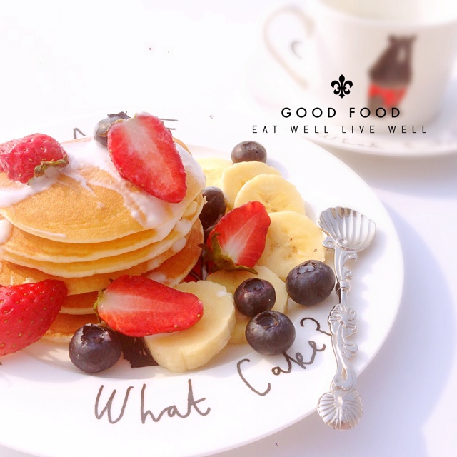 【酸奶松饼yogurt pancake】，搭上黑莓果酱和枫糖的美味。