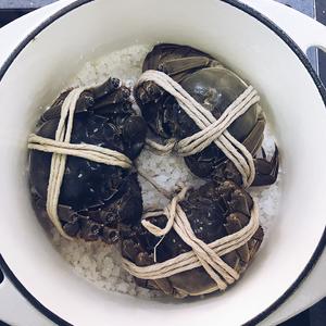【盒马厨房】铸铁锅盐焗大闸蟹的做法 步骤3
