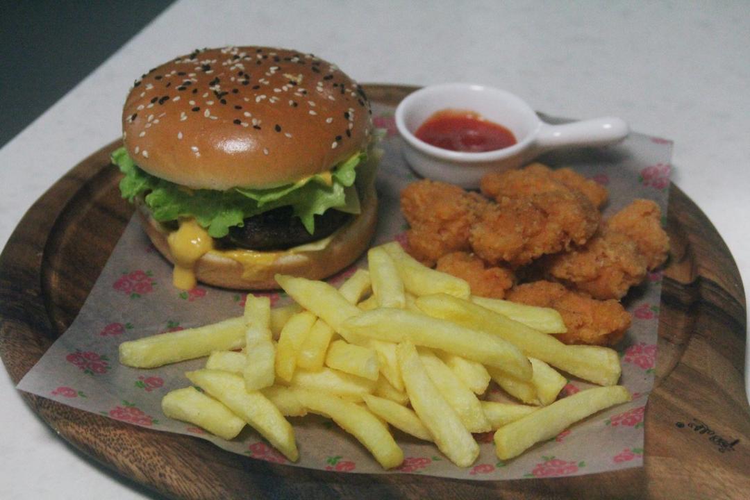 正宗的麦当劳双吉牛肉汉堡