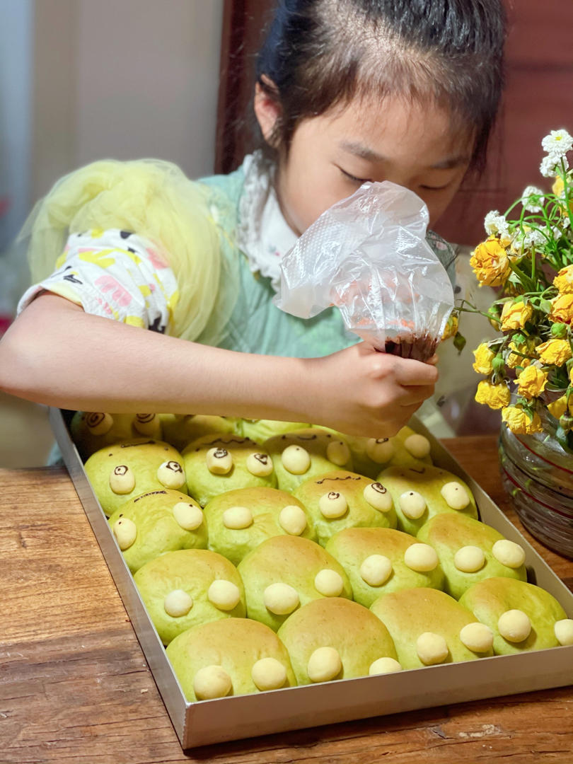 青蛙挤挤小面包