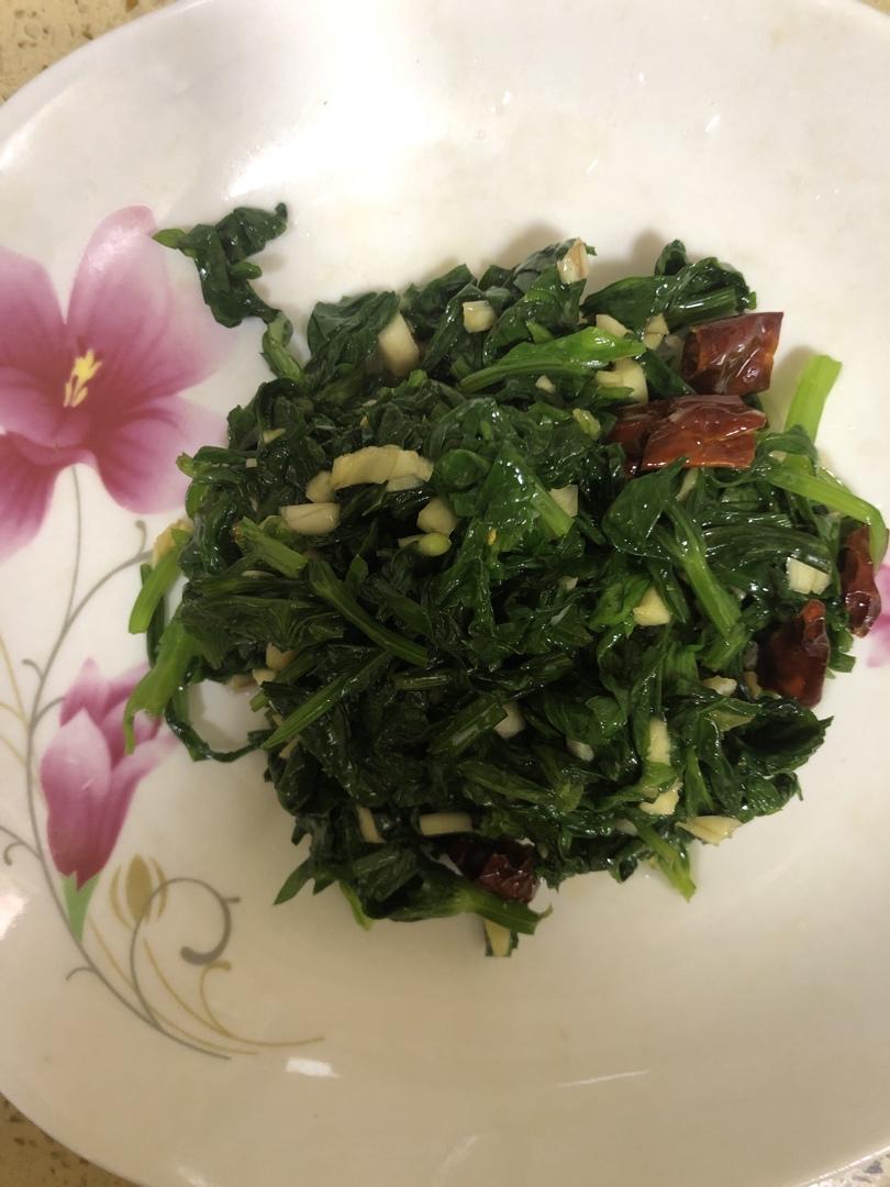 简单的凉拌芹菜叶