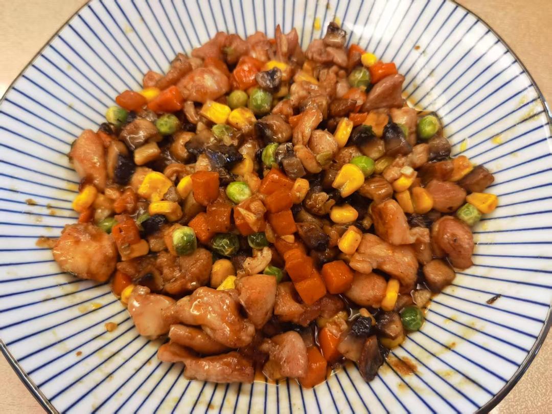 土豆和鸡腿的美味组合😋三丁炒鸡腿肉吃起来