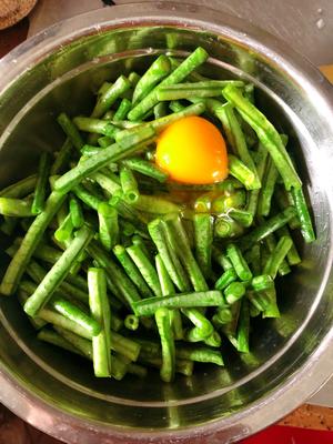 蛋黄蒸豇豆的做法 步骤2