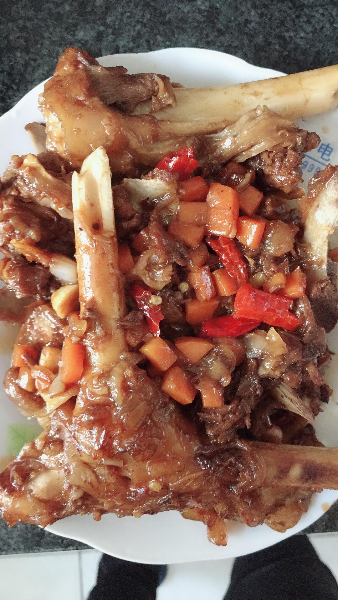 美味的酱羊骨头