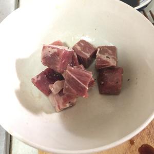 黑椒牛肉粒饭的做法 步骤1