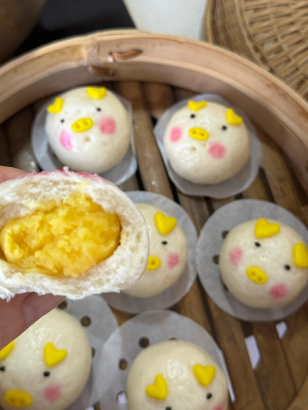 松软香甜的奶黄包，很快就可以搞定。