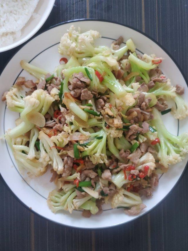 腊肉炒有机花菜