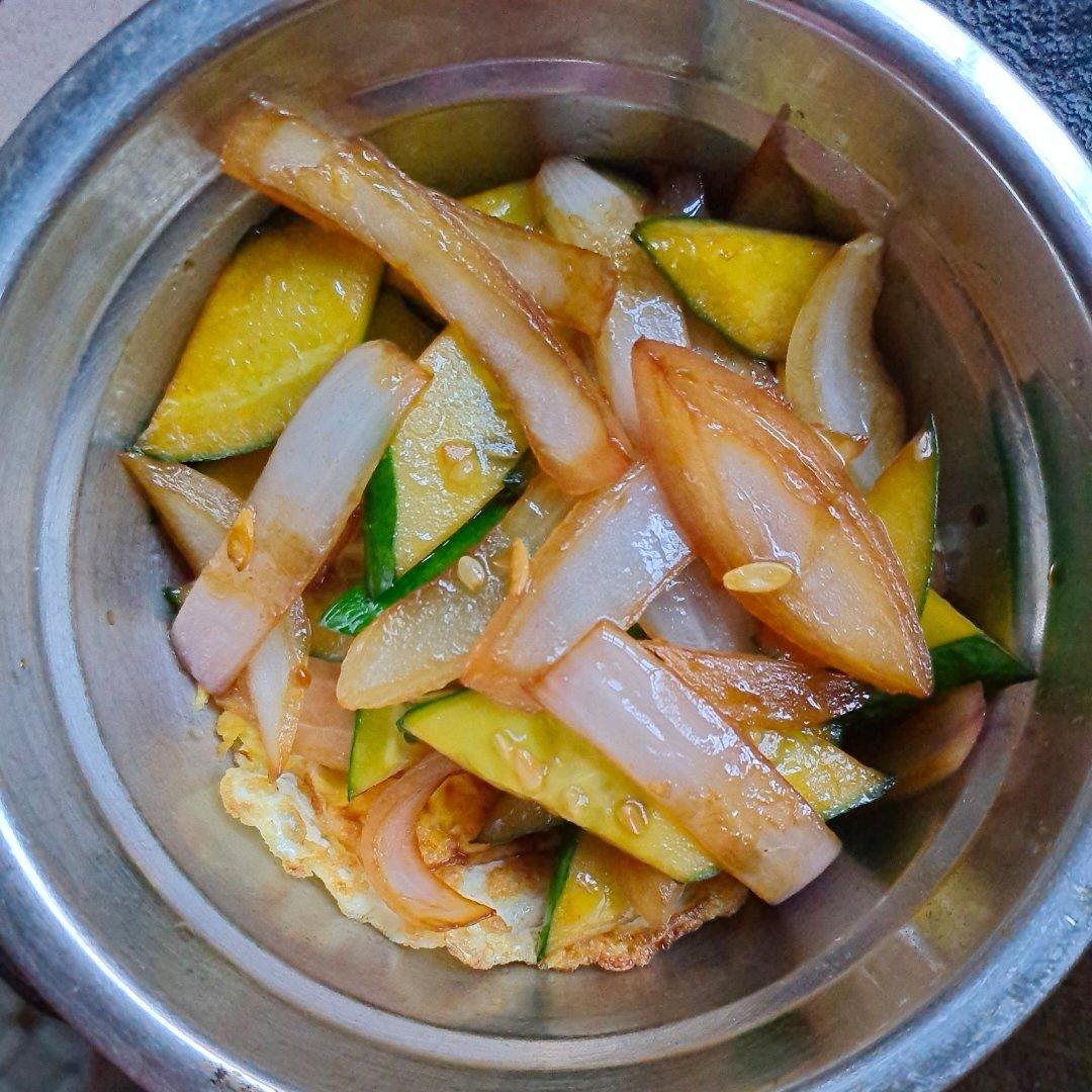 洋葱炒黄瓜  😋好吃极了
