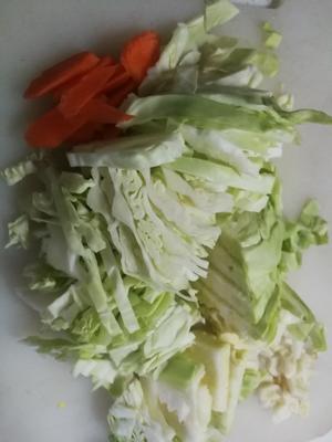 时蔬:圆白菜炒粉条的做法 步骤2