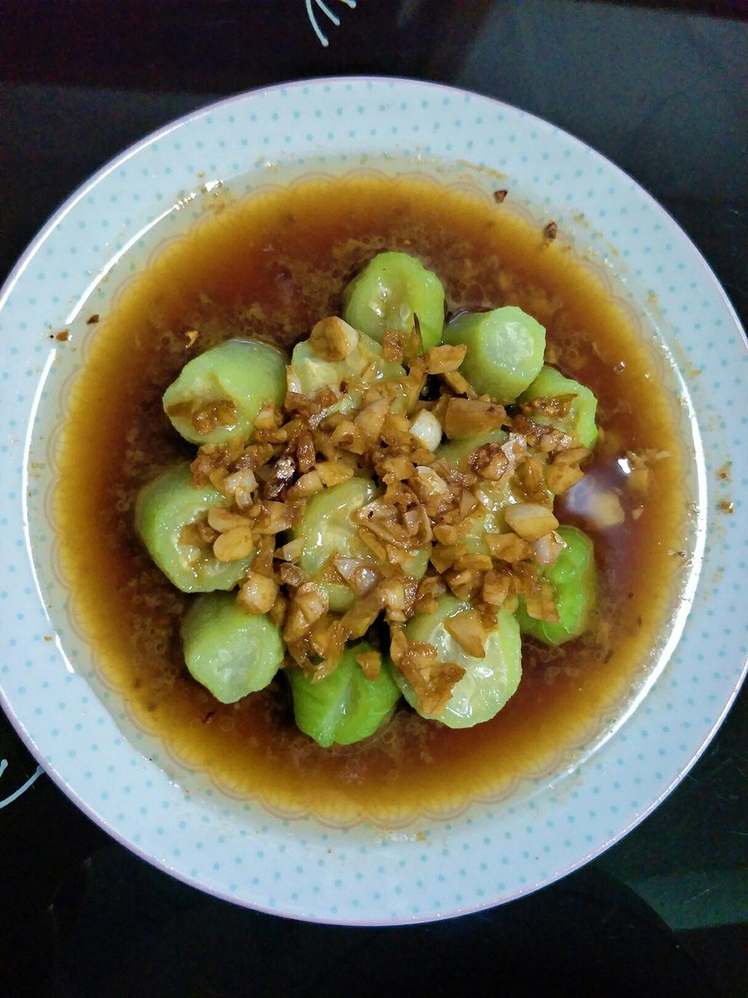 只需要五分钟就可以的美味蒜蓉蒸丝瓜