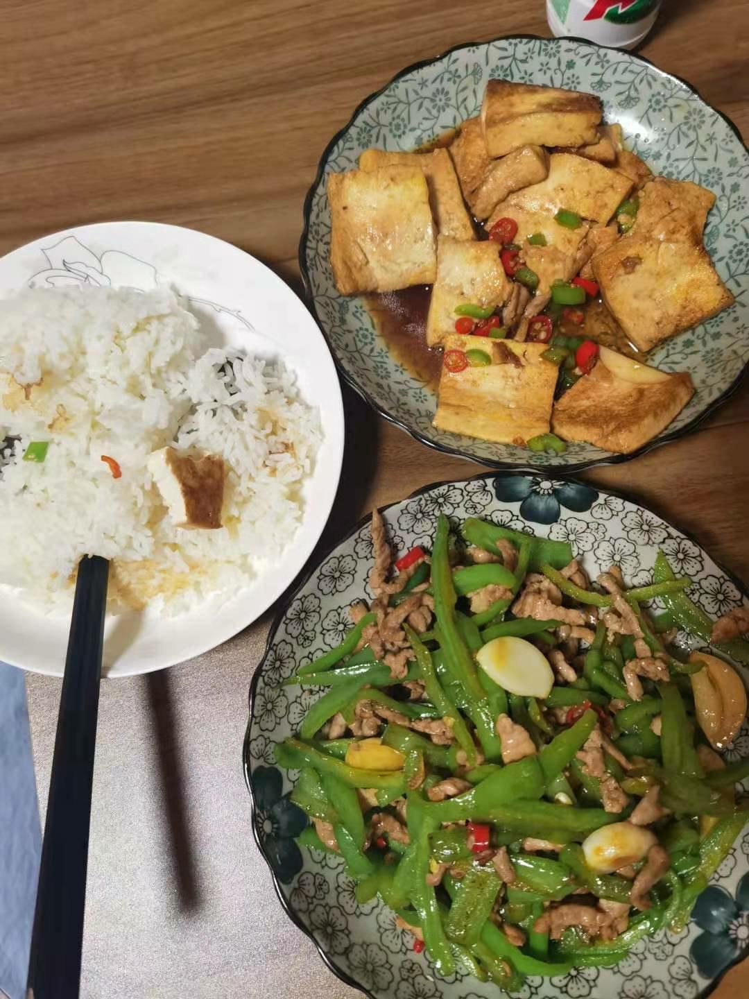 经典的家常菜，青椒炒肉丝，简单的食材也能做出如此美味