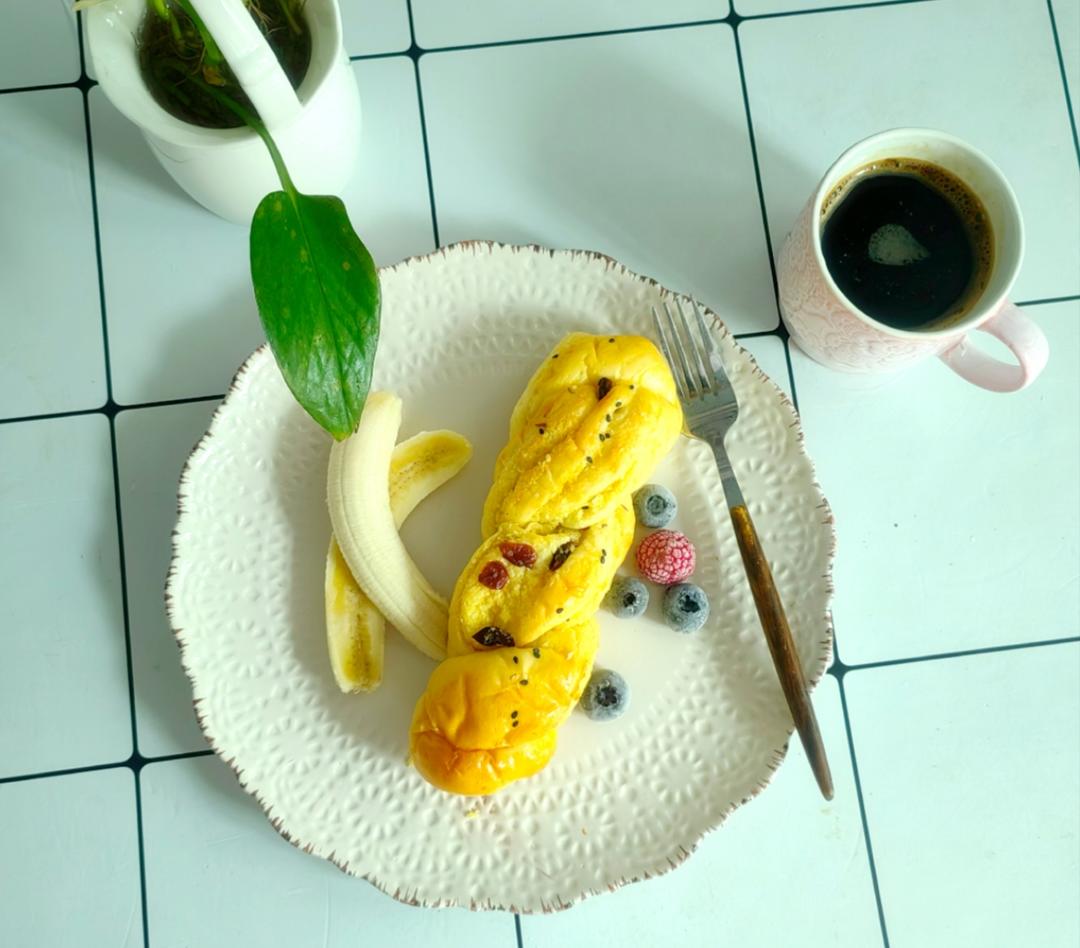 这面包也太香了，新手也能轻松做出来的椰蓉提子卷！