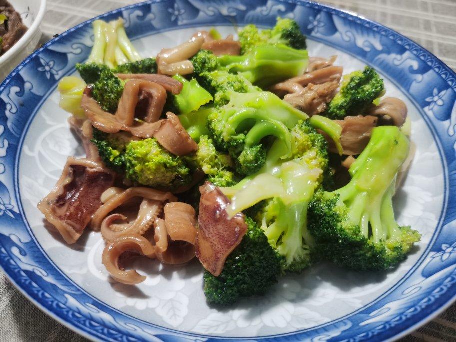 西兰花炒鱿鱼干