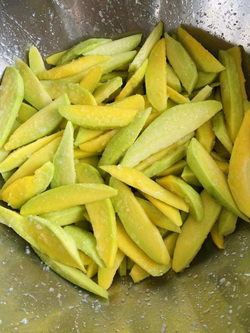 1561020209610916kim做的腌制青芒果
