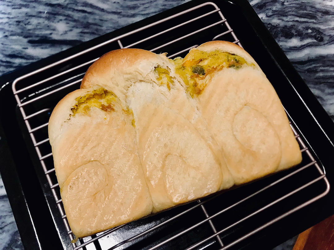 咸蛋黄馅的全麦吐司🍞