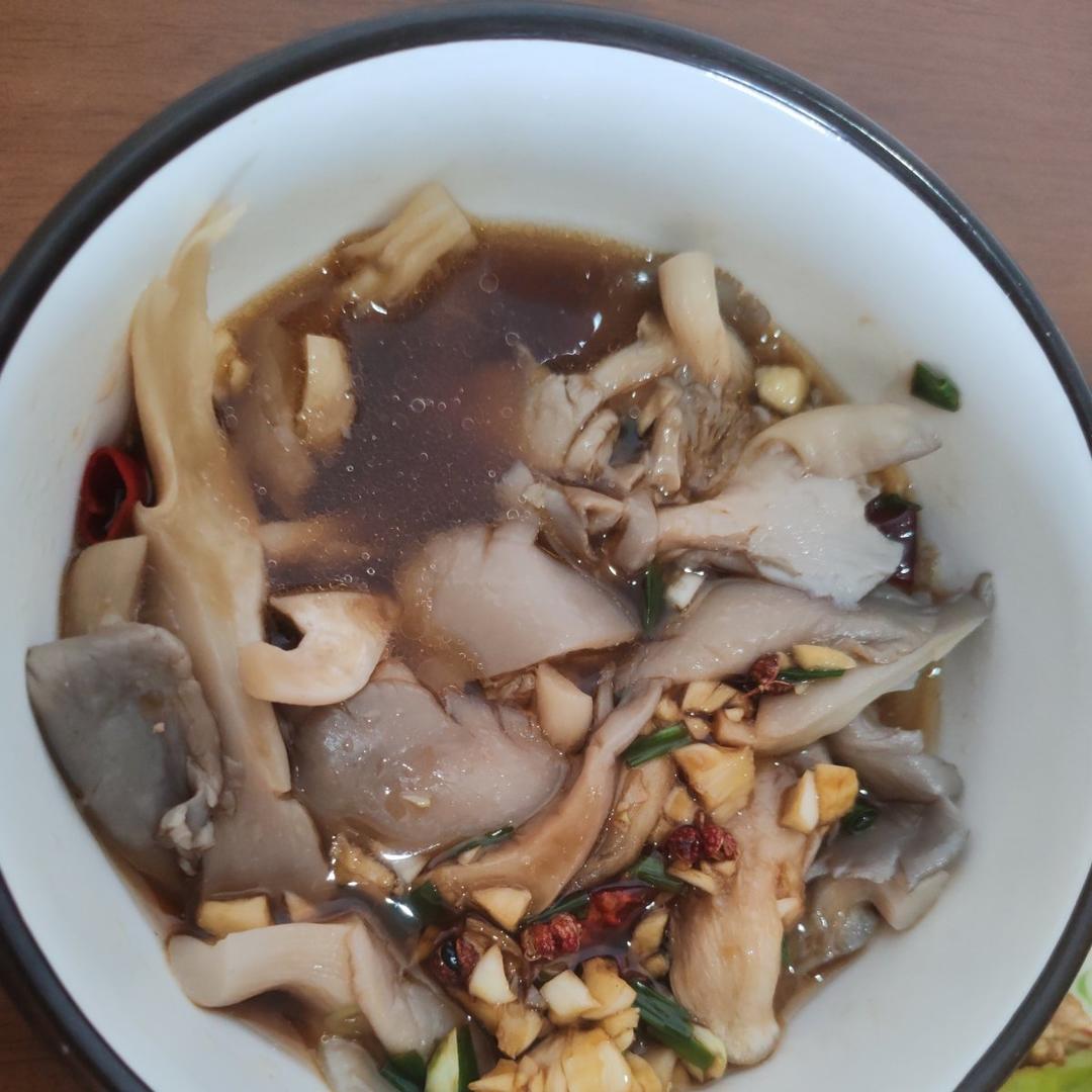 拌一盘光一盘‼️好吃到无法停下来的节奏😋😋凉拌平菇