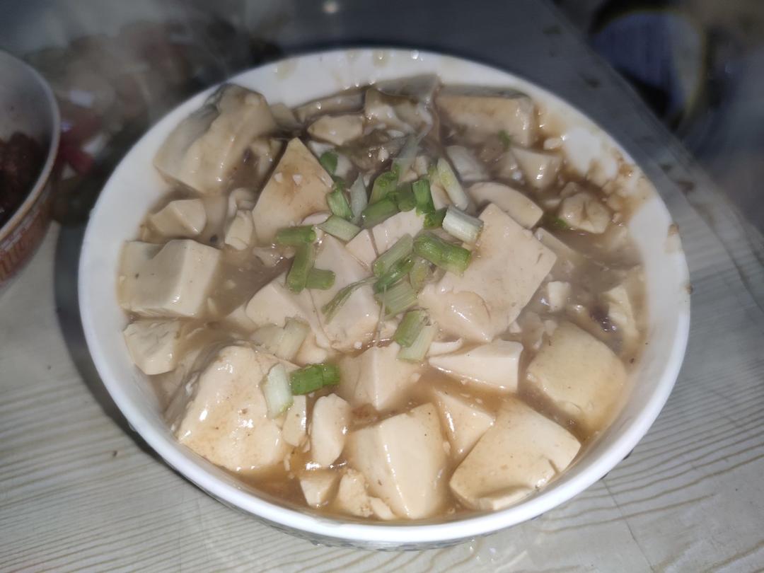 不放肉也超下饭的葱焖豆腐
