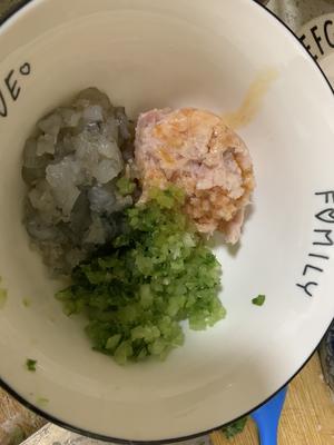 小朋友猪肉虾仁芹菜馄饨的做法 步骤3