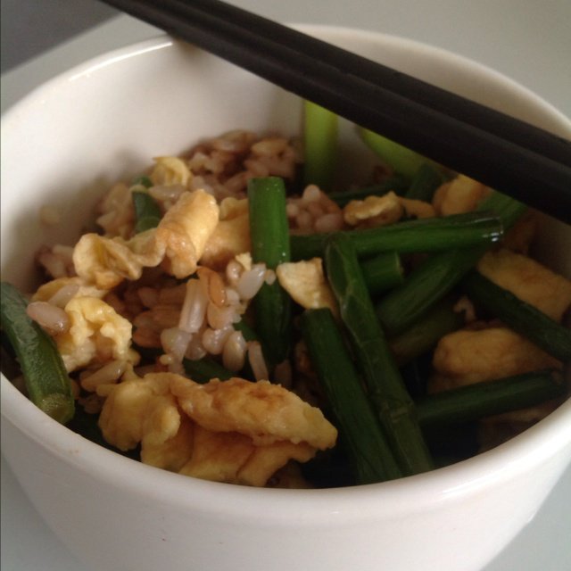 董太的私房菜--蒜薹胡萝卜炒饭