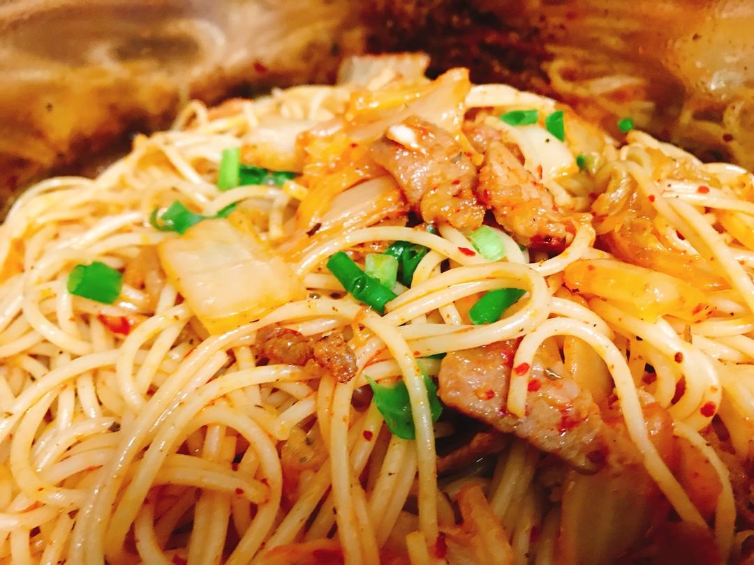 辣白菜五花肉意面