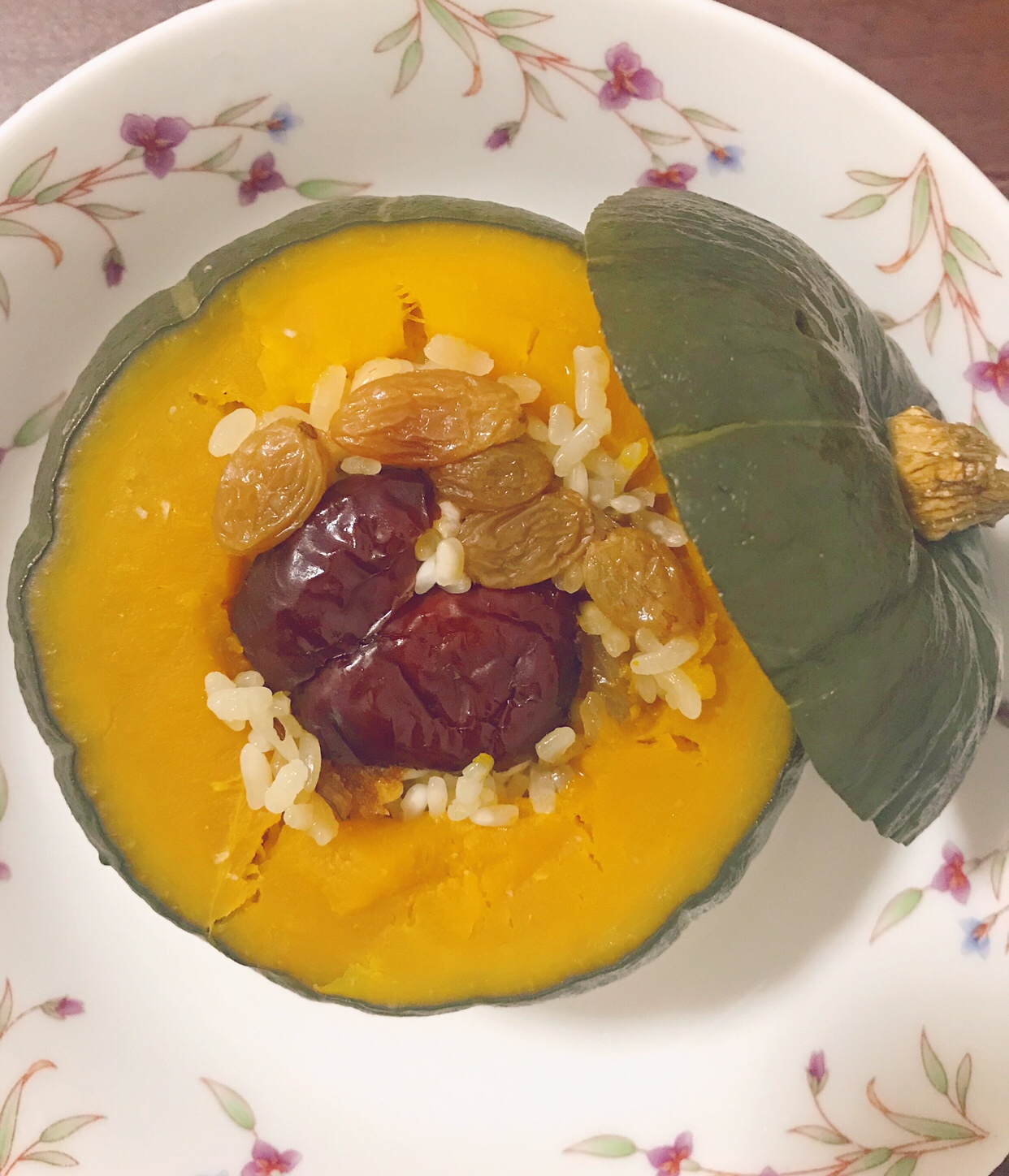 食材超级简单的健康甜品－南瓜糯米盅的做法