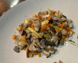 皮蛋虾仁瘦肉蘑菇粥的做法 步骤2